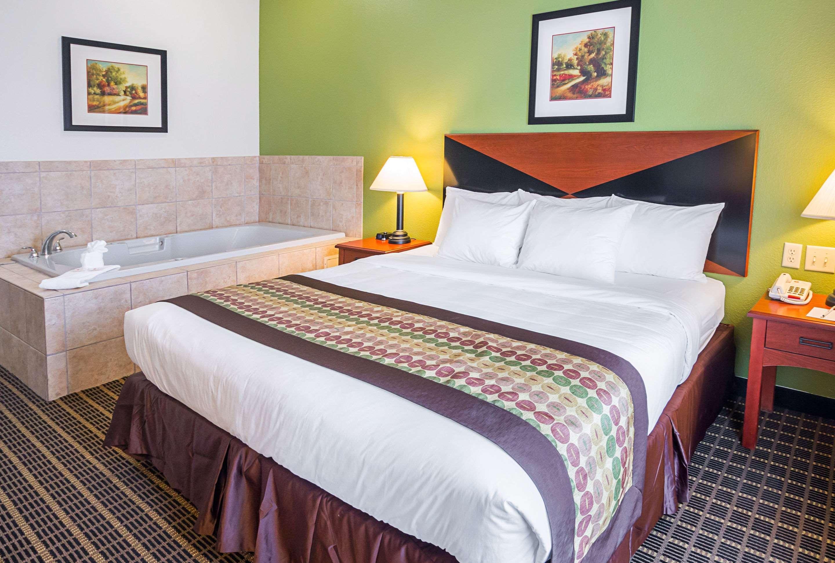 Clarion Inn & Suites Weatherford South Zewnętrze zdjęcie